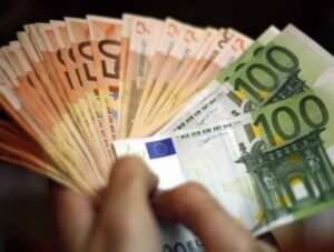 Χέρια με ευρώ και χαρτονομίσματα