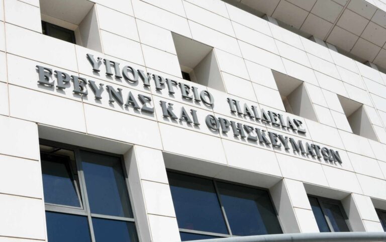Θρησκευτικά και προσευχή στο σχολείο / Οι ιερείς Αυγουστίνος Παπανικολάου και Αγαθάγγελος Σαρηγιαννίδης απέστειλαν επιστολή / καταγγελία για το θέμα των δηλώσεων της ηθοποιού Θέμιδος Μπαζάκα! 16 υπαιθα