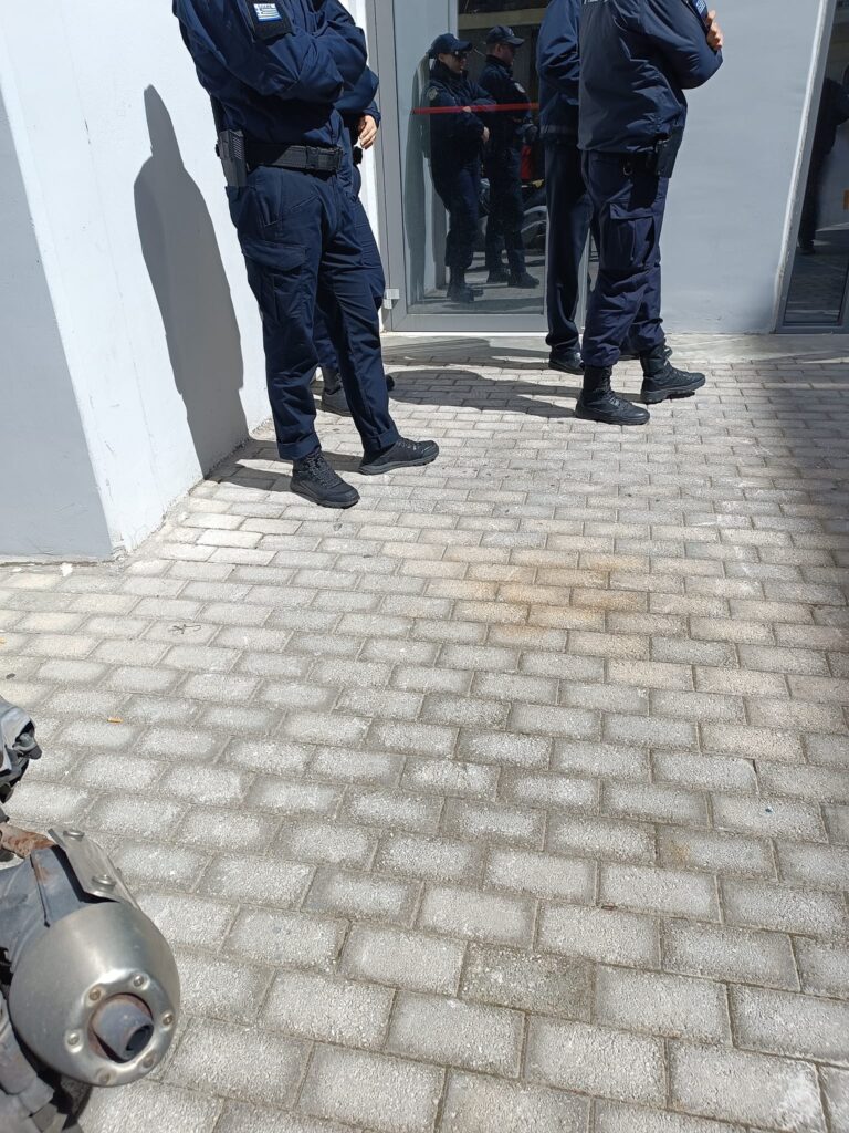 Μέσα στη Δ/νση Α Αθήνας με παρούσα την αστυνομία, οι νεοδιόριστοι απαιτούν να γίνει αμέσως ΠΥΣΠΕ που θα αποφασίσει τη μονιμοποίηση τους 22 D E-wall