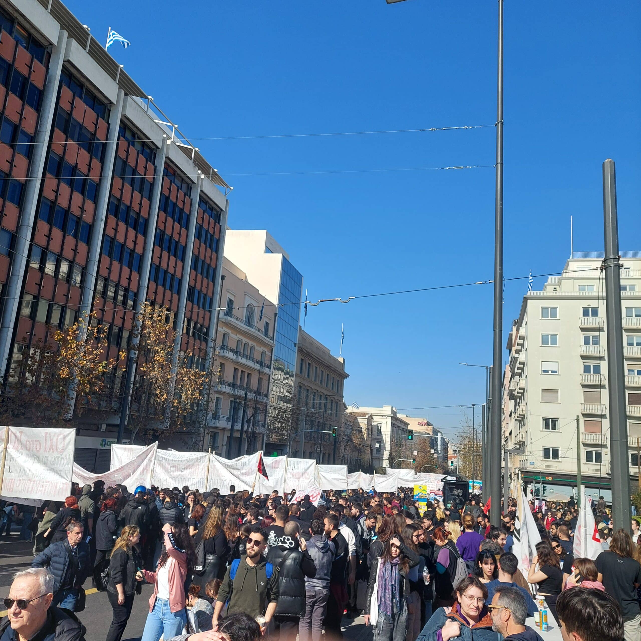 Βουλιάζει το κέντρο της Αθήνας – Χαμός παντού απο κόσμο(ΦΩΤΟ)