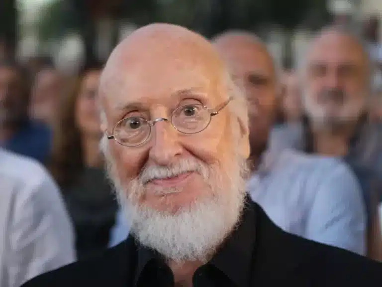 Διονύσης Σαββόπουλος: Ο τραγουδοποιός που συνόδευσε τα όνειρα τριών γενεών