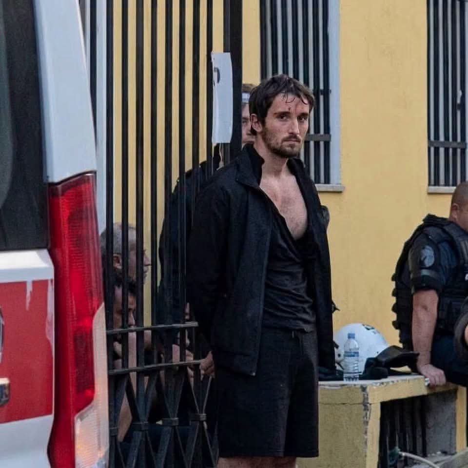 Αλβανία: Σοκάρουν οι εικόνες φοιτητή δεμένου με χειροπέδες στα κάγκελα του υπουργείου Παιδείας 5 FB IMG 1792003617395 E-wall