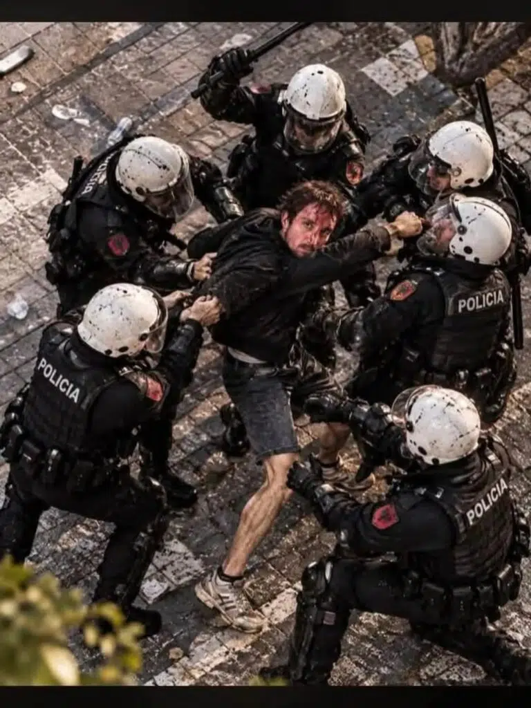 Αλβανία: Σοκάρουν οι εικόνες φοιτητή δεμένου με χειροπέδες στα κάγκελα του υπουργείου Παιδείας